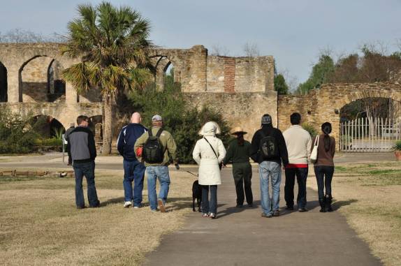 Guia leva grupo para conhecer a Mission de San Jose, perto de San Antonio, no sul do Texas, nos Estados Unidos